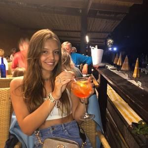 Meet your Posher, Alexandra